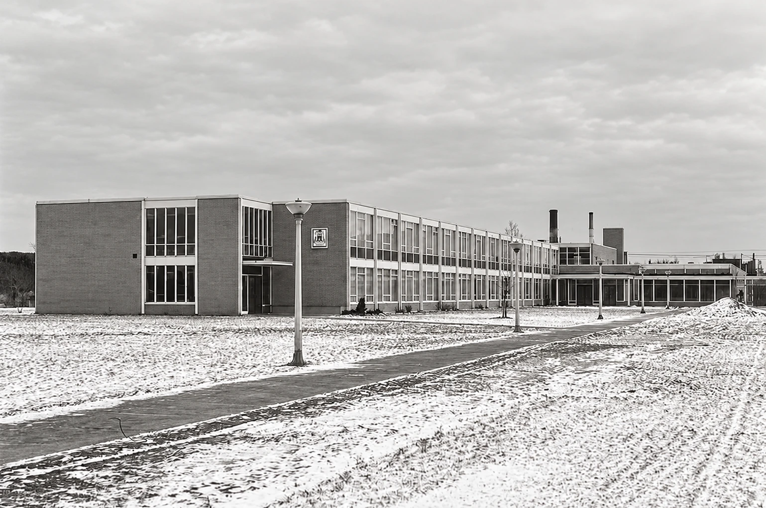 El edificio de la escuela en invierno