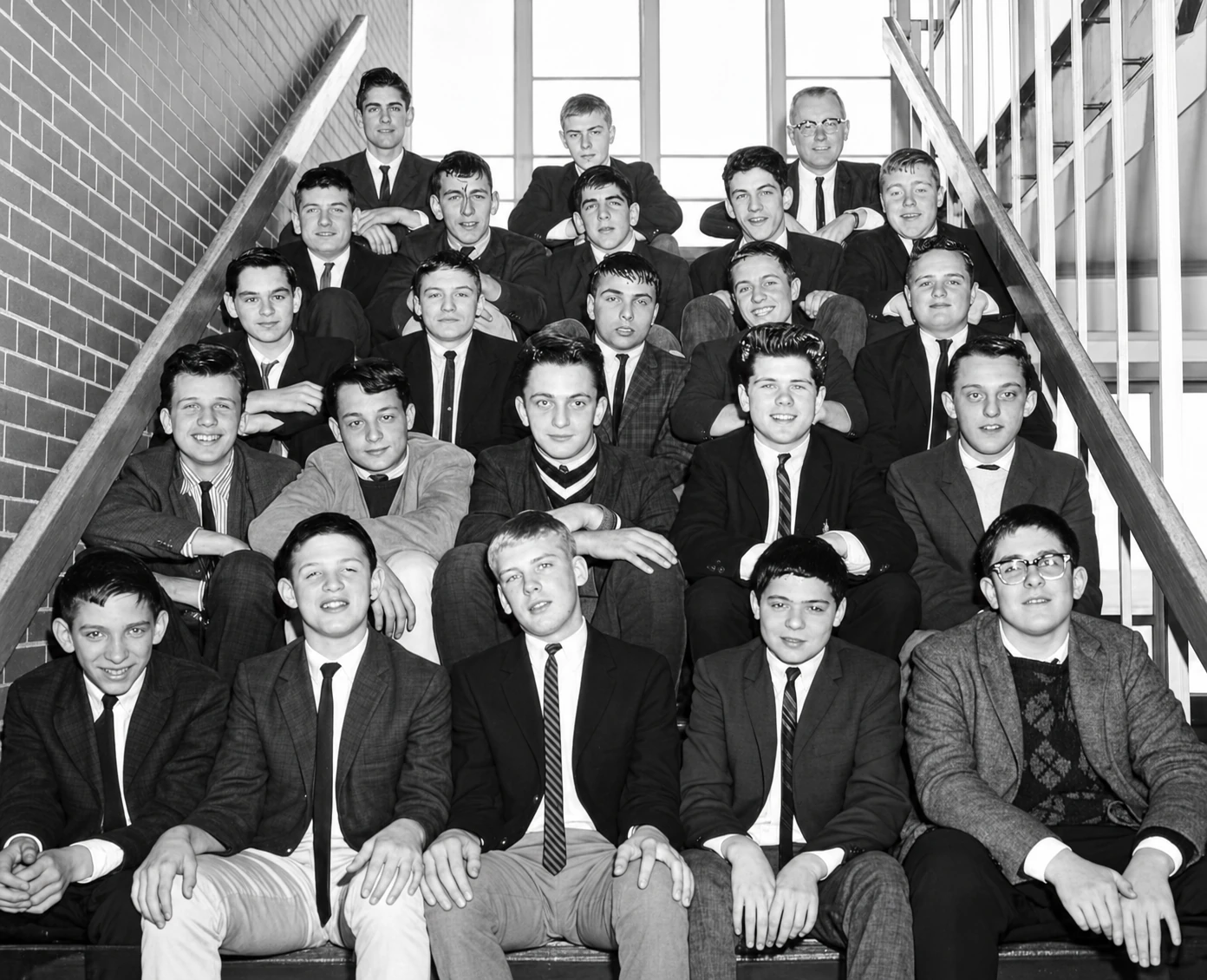 Alumnos reunidos en una escalera
