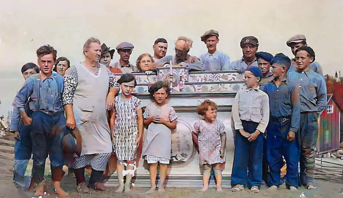 Habitantes reunidos alrededor del équido reconstruido por el Padre Gallant