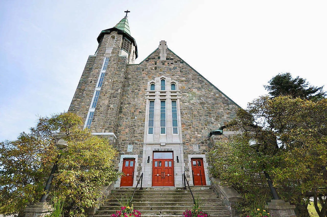 Façade de granit rose et clocher de cuivre de l’église Sainte-Amélie