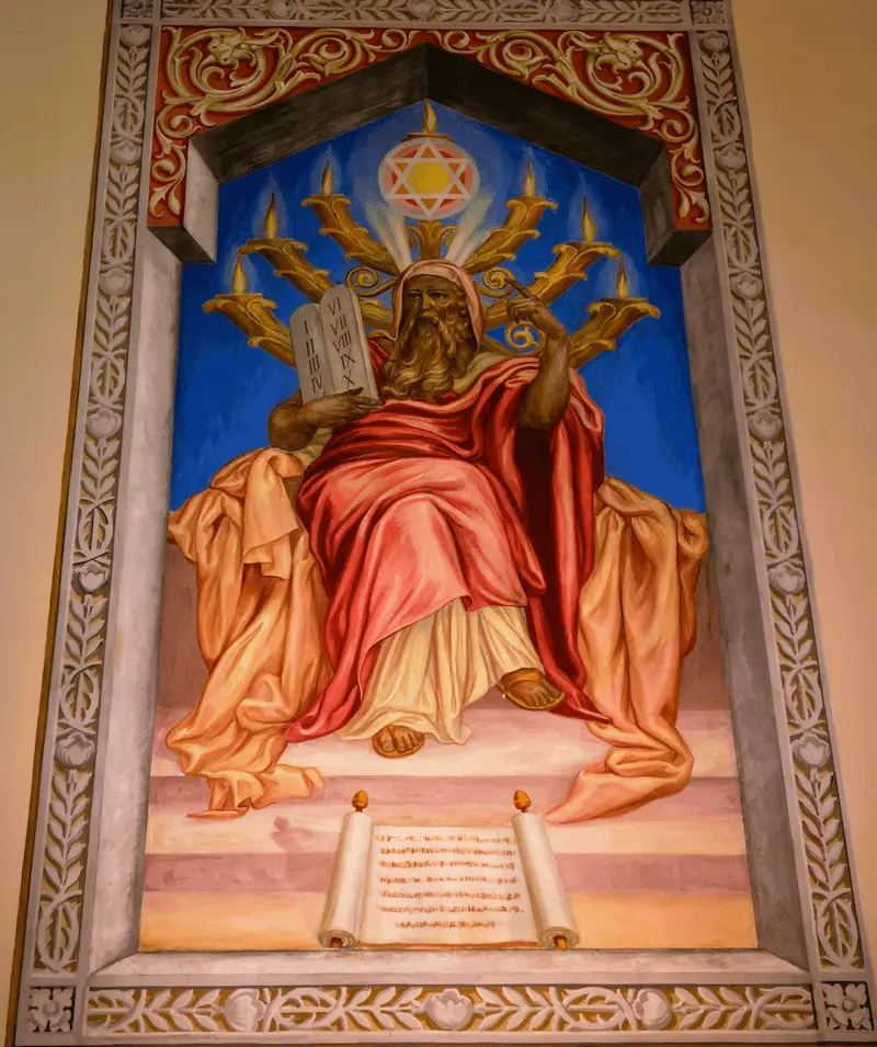 Moïse tenant les tables de la Loi, sous une menorah et une étoile de David